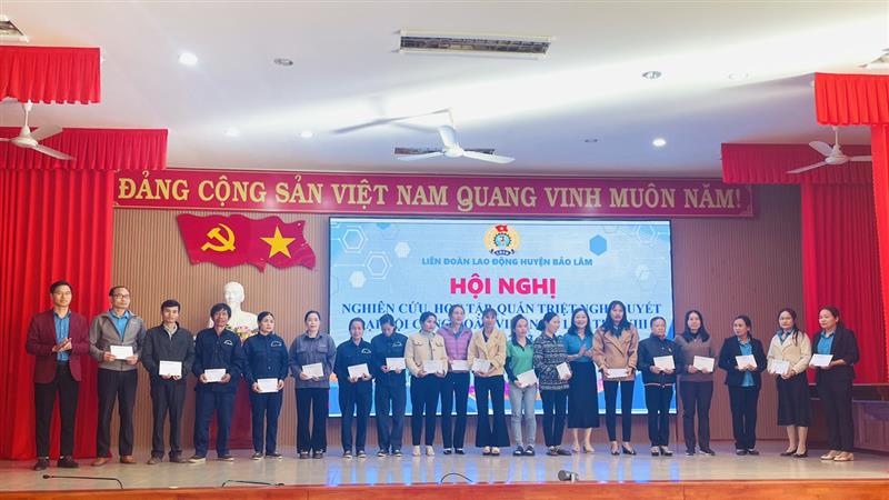 Lãnh đạo huyện trao quà cho đoàn viên và NLĐ có hoàn cảnh khó khăn 