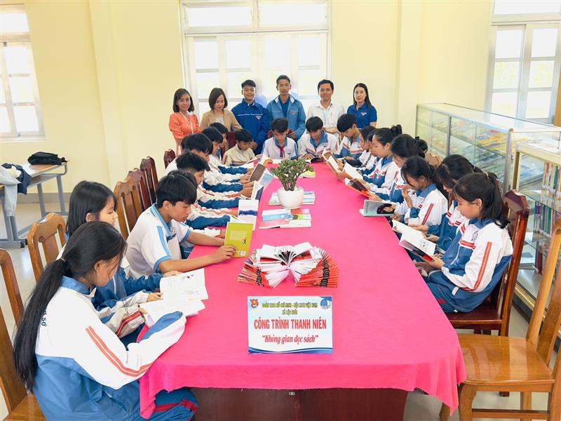 Các em học sinh đọc sách tại tư viện trường