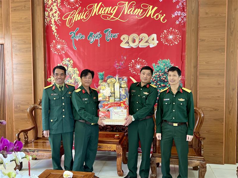 BỘ CHỈ HUY QUÂN SỰ TỈNH THĂM CHÚC TẾT BAN CHỈ HUY QUÂN SỰ HUYỆN