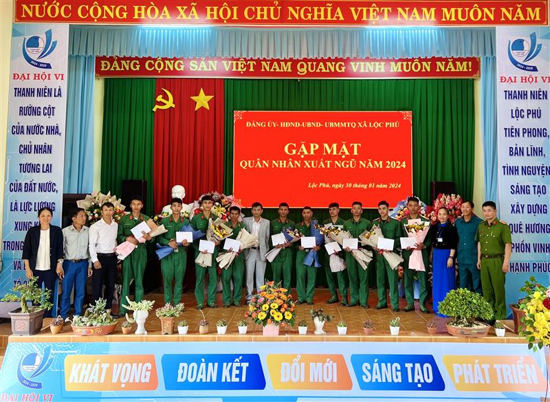 Lãnh đạo xã Lộc Phú trao hoa và quà cho các quân nhân xuất ngũ