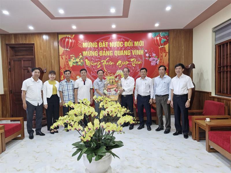 Lãnh đạo huyện chụp hình lưu niệm cùng lãnh đạo trại giam Đại Bình