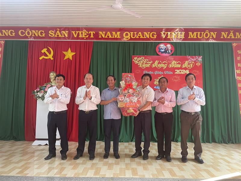 Lãnh đạo huyện trao quà tại đơn vị