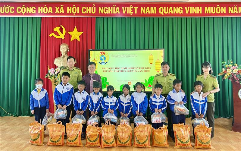 	Hình ảnh trao quà cho học sinh