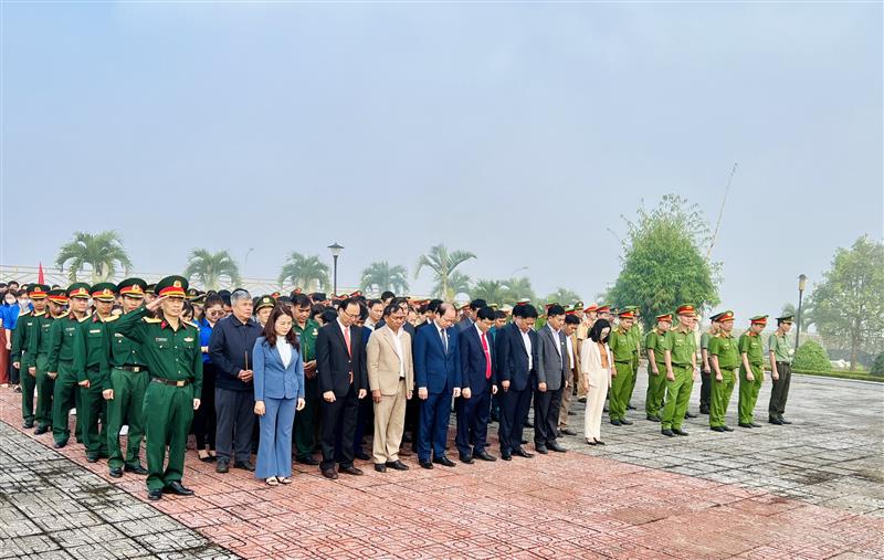 Cán bộ, công chứcx, viên chức, lực luộng vũ trang huyện viếng Đài tưởng niệm