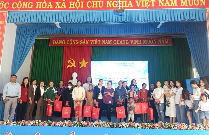 Hội LHPN tỉnh phối hợp với Hội LHPN huyện Bảo Lâm tặng quà tại các xã, thị trấn