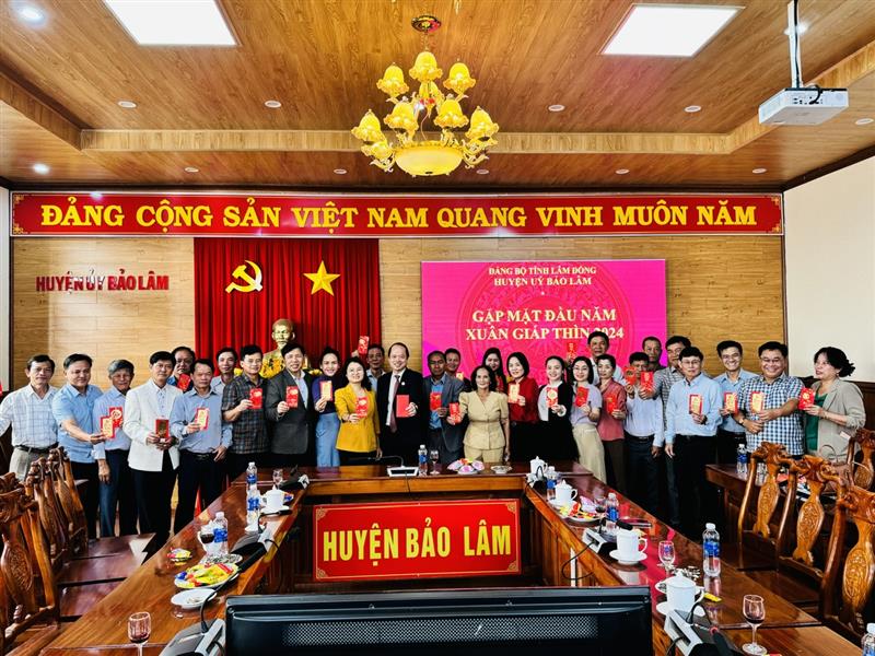 Thường trực Huyện ủy chụp hình cùng cán bộ công chức cơ quan Huyện ủy