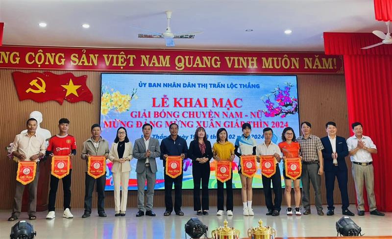 Ban tổ chức trao cờ lưu niệm cho các đội