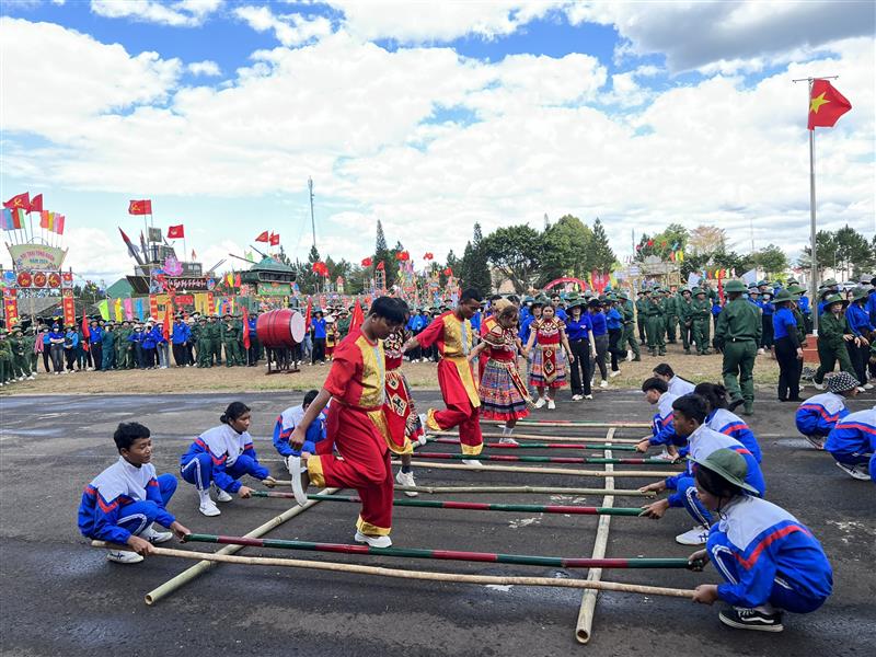 Tiết mục nhảy sạp tại Hội trại