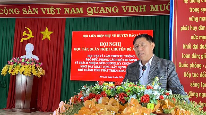 Đ/c Hoàng Ngọc Khuyên, UV BTV, Trưởng Ban tuyên giáo huyện ủy, Giám đốc Trung tâm chính trị huyện báo cáo tại Hội nghị