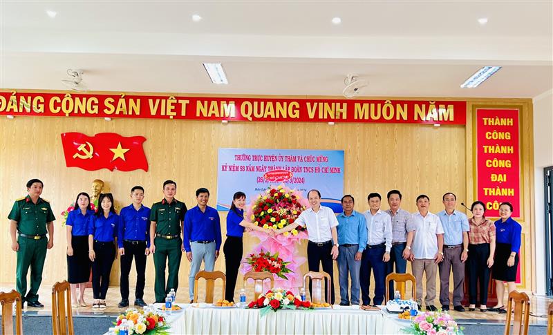 Lãnh đạo huyện tặng hoa chúc mừng