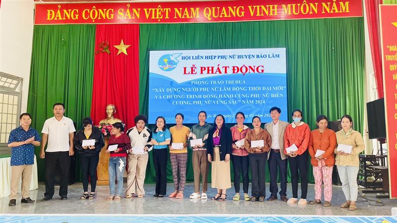 	Trao quà cho Hội viên khó khăn