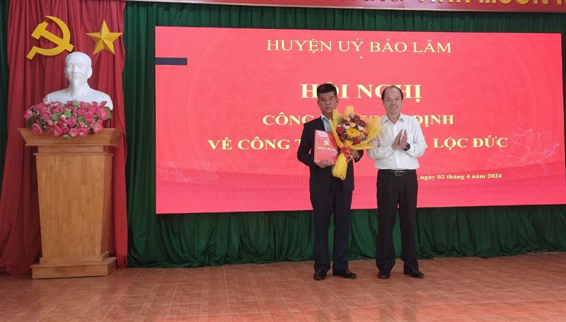 Đ/c Nguyễn Viết Vân, Tỉnh ủy viên, Bí thư Huyện uỷ  trao quyết định và tặng hoa chúc mừng