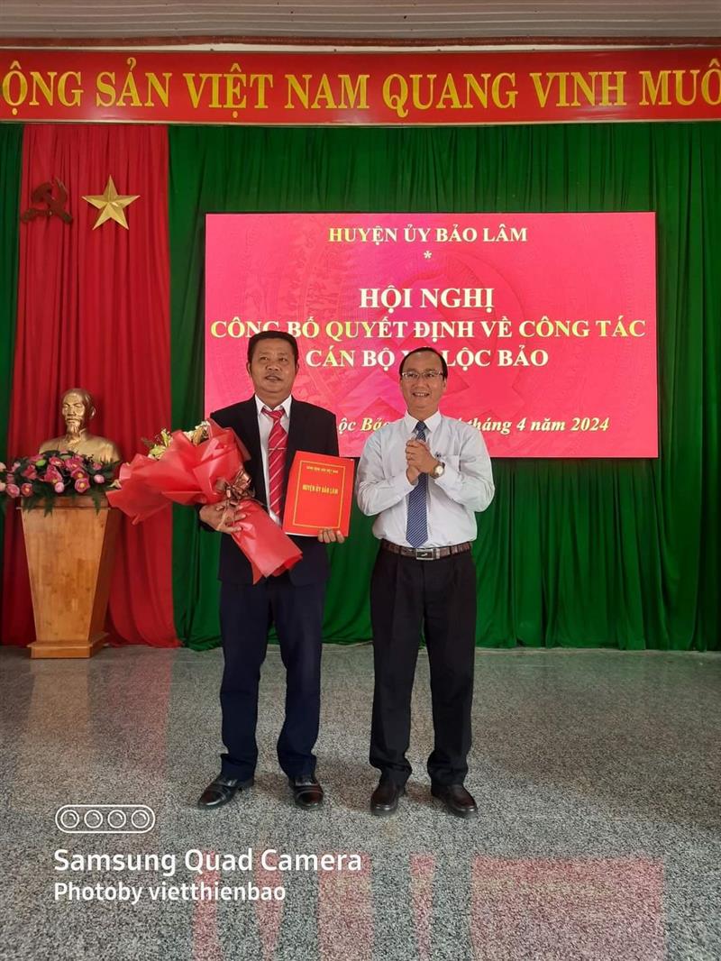 Đ/c Bùi Xuân Quý – UVBTV – Chủ tịch UBMTTQ Việt Nam huyện thay mặt BTV trao quyết định cho đ/c K'Quảng