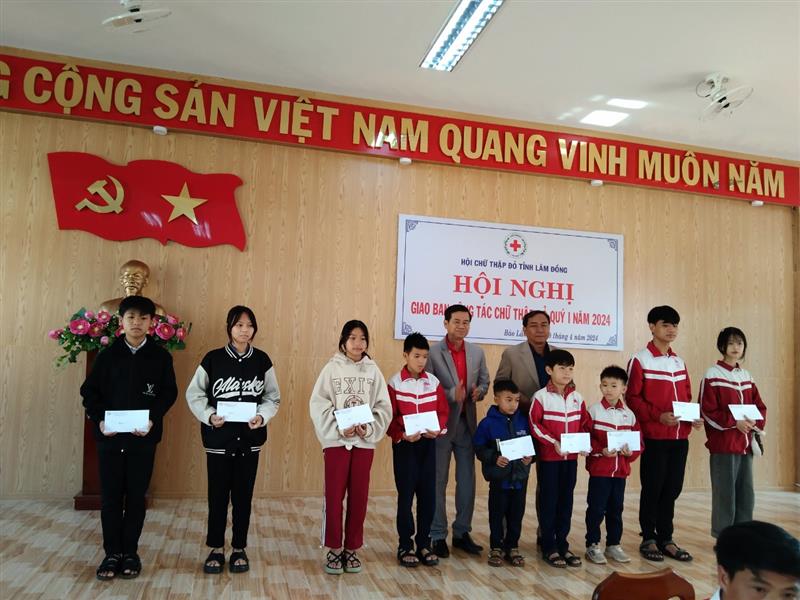 Trao học bổng cho học sinh vượt khó 