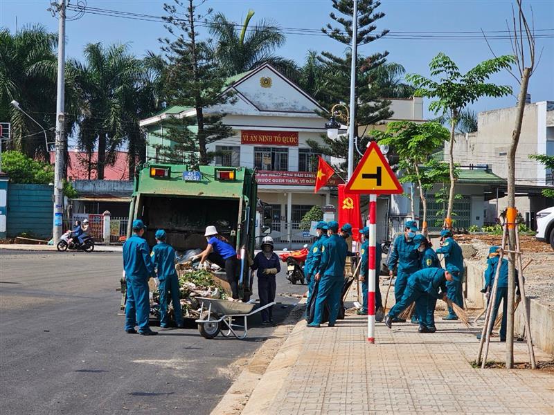 Các lực lượng ra quân dọn dẹp vệ sinh tại các tuyến đường