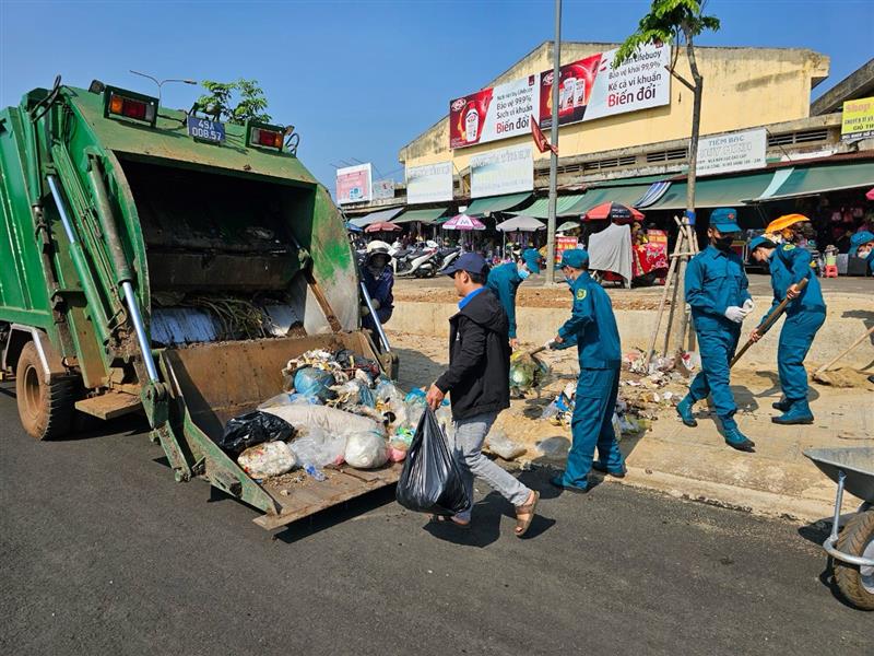 Các lực lượng ra quân dọn dẹp vệ sinh tại các tuyến đường