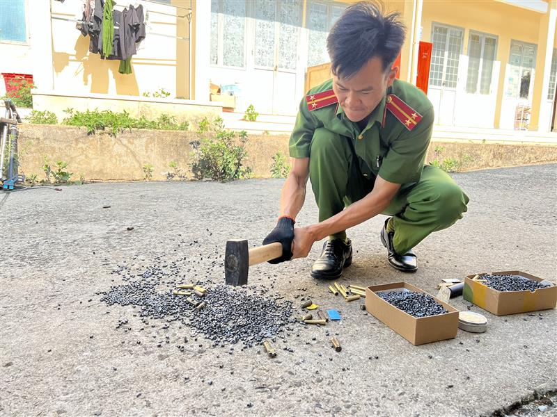 Công an huyện tiến hành tiêu hủy