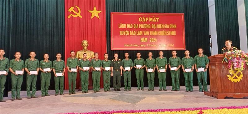 Thượng tá Nguyễn Xuân Hiếu - Chính trị viên Ban CHQS huyện Bảo Lâm trao quà cho các chiến sĩ mới