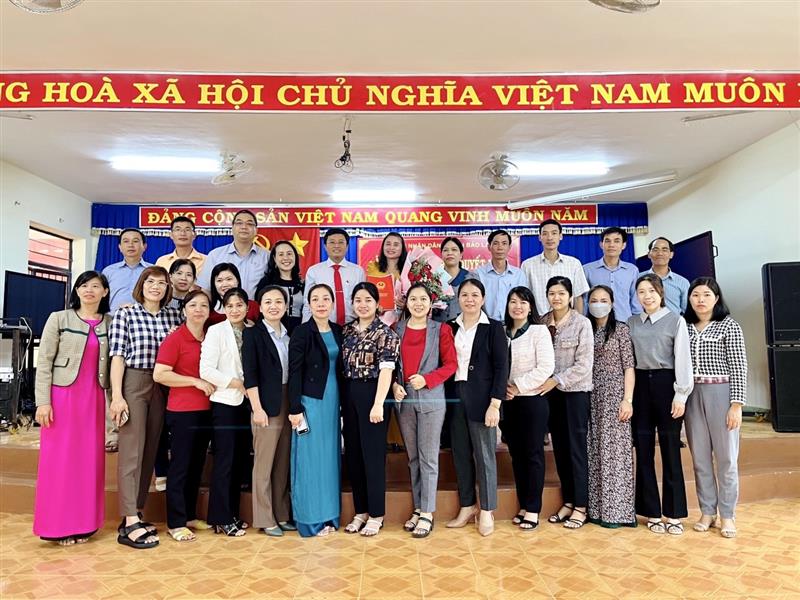 Các đại biểu chụp hình lưu niệm cùng tập thể nhà trường