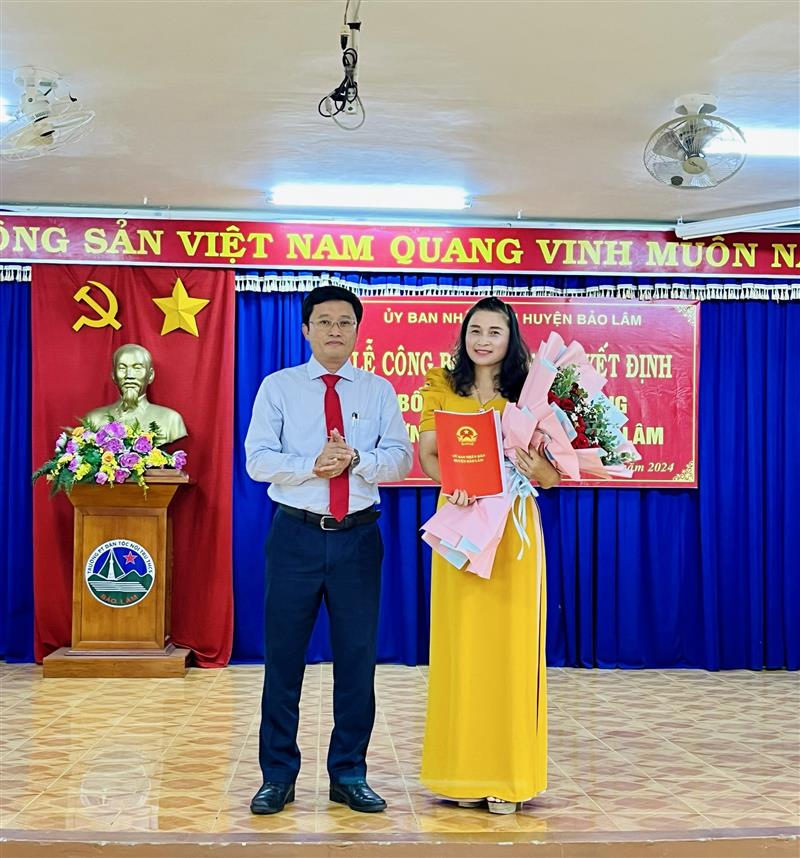 Đ/c Trương Hoài Minh – Phó Bí thư Huyện uỷ - Chủ tịch UBND huyện trao quyết định hiệu trưởng cho bà Huỳnh Thị Hoa
