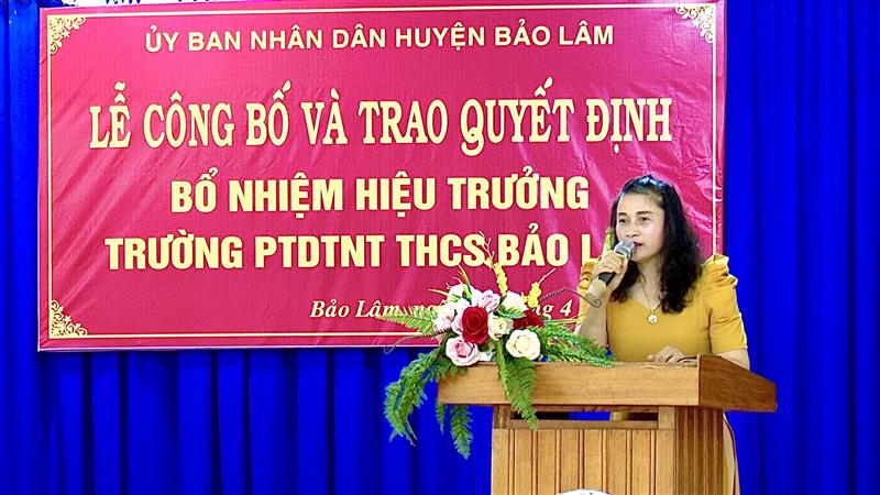 Tân hiệu trưởng nhà trường phát biểu nhận nhiệm vụ