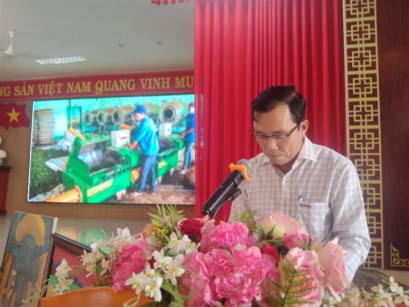 Đ/c Trịnh Văn Thảo – Phó chủ tịch UBND huyện phát biểu cảm ơn các văn nghệ sĩ tham gia sáng tác tại huyện