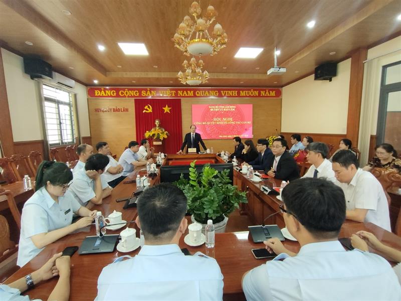 Đồng chí Nguyễn Viết Vân, Tỉnh ủy viên, Bí thư Huyện uỷ phát biểu giao nhiệm vụ
