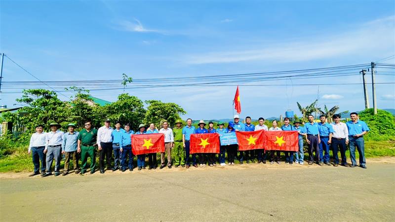 Trao tặng cờ tổ quốc cho nhân dân Lộc Phú