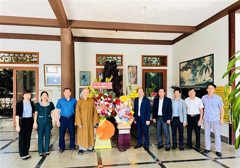 Đ/c Nguyễn Viết Vân – TUV – Bí thư Huyện uỷ cùng đoàn công tác chụp hình cùng trụ trì chùa An Lạc Lộc An