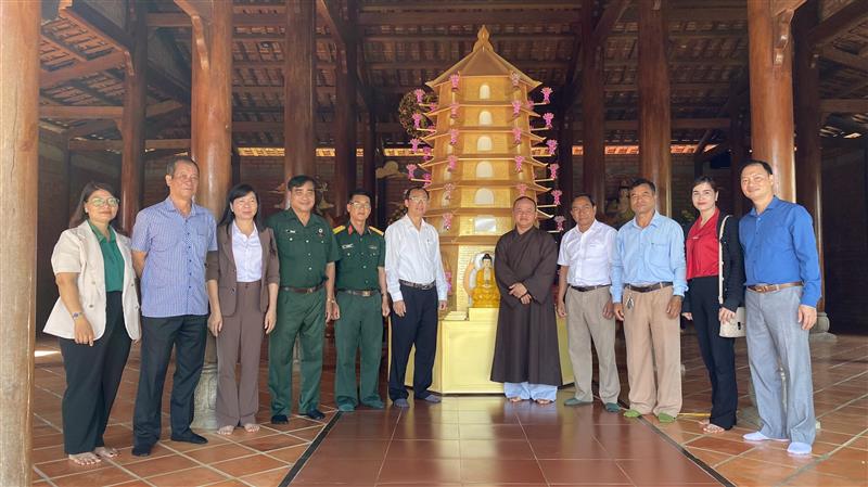 Đoàn công tác của huyện chụp hình cùng trụ trì chùa Văn Thù Lộc Nam