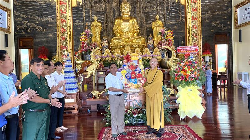 Đ/c K’Lình, Phó Bí thư Thường trực huyện ủy, Chủ tịch HĐND huyện tặng quà tại chùa Niếp Bàn Lộc Thành