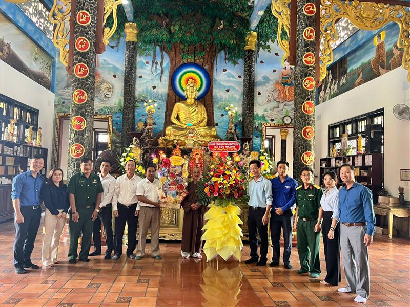 Đoàn công tác của huyện chụp hình cùng trụ trì chùa Phổ Hiền Lộc Thành