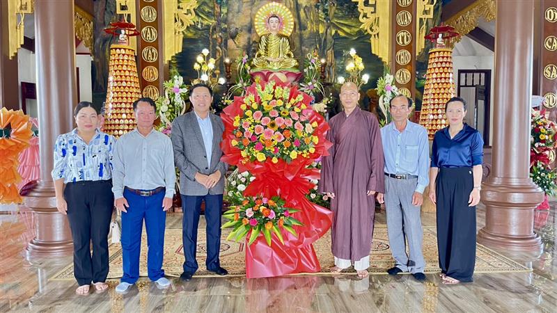 Đoàn công tác chụp ảnh lưu niệm cùng trụ trì chùa Hoa Nghiêm