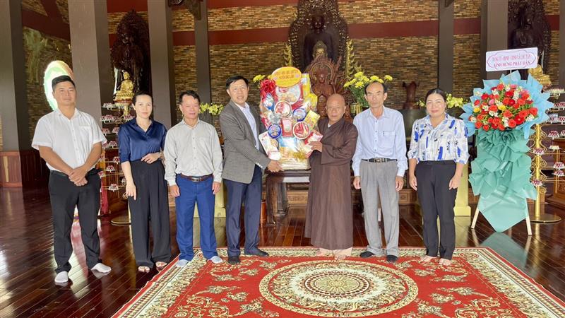 Đoàn công tác chụp ảnh lưu niệm cùng trụ trì chùa  Di Đà