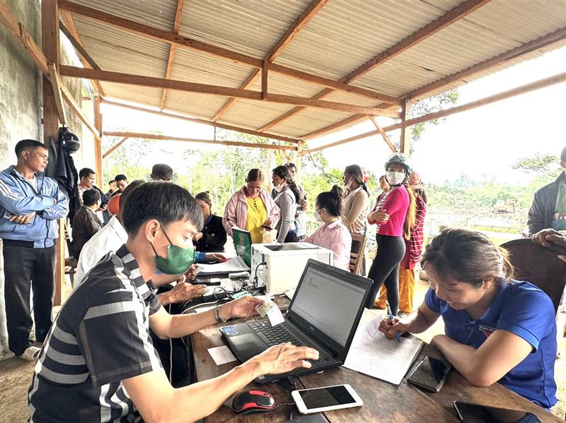 Cán bộ Ngân hàng CSXH huyện mở tài khoản trực tiếp cho ngưởi dân Lộc Bắc, Lộc Bảo
