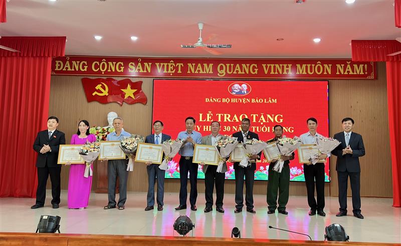 Lãnh đạo huyện trao huy hiệu Đảng cho các đảng viên