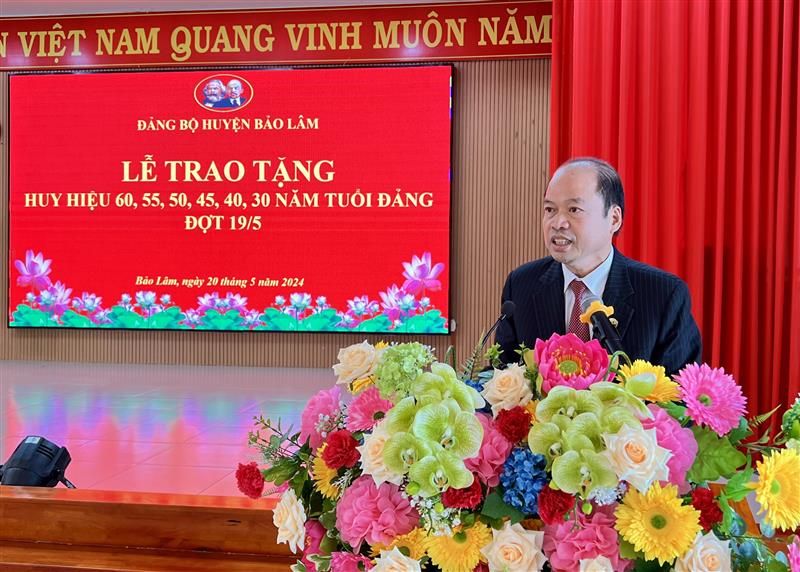 Đ/c Nguyễn Viết Vân, TUV, Bí thư Huyện ủy phát biểu tại buổi lễ