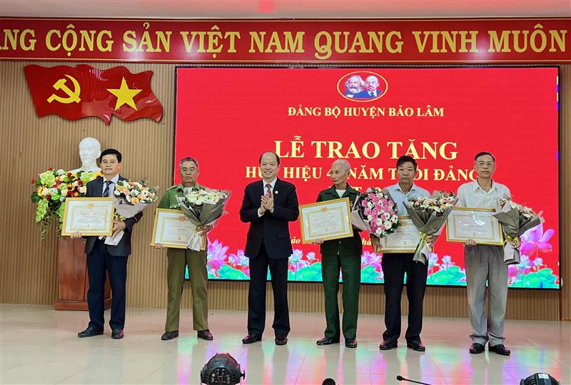	Đ/c Nguyễn Viết Vân, TUV, Bí thư Huyện ủy trao huy hiệu Đảng cho đảng viên