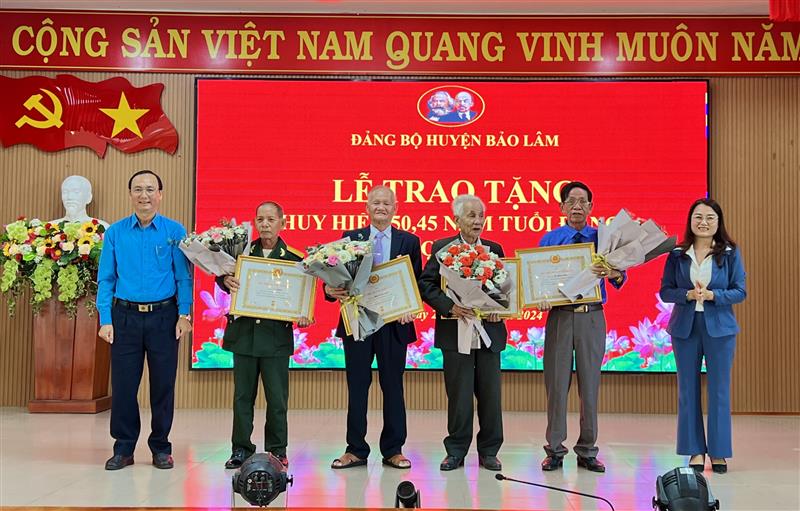 Lãnh đạo huyện trao huy hiệu Đảng cho các đảng viên