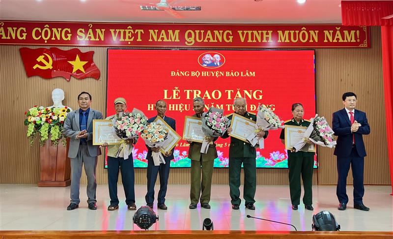Đ/c K’Lình – Phó Bí thư Thường trực Huyện uỷ - Chủ tịch HĐND huyện và đ/c Trương Hoài Minh, Chủ tịch UBND huyện trao huy hiệu Đảng cho đảng viên