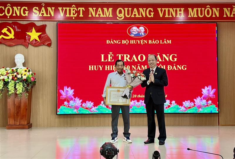 Đ/c Nguyễn Viết Vân, TUV, Bí thư Huyện ủy trao huy hiệu Đảng cho đảng viên