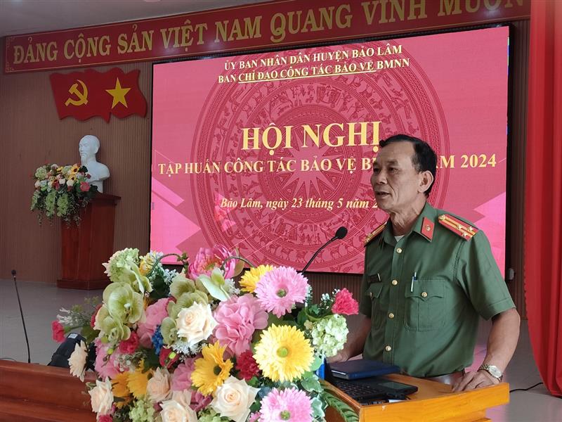 Thượng tá Phạm Vàng- Phó trưởng Phòng an ninh chính trị nội bộ Công an tỉnh giải đáp một số câu hỏi học viên đặt ra