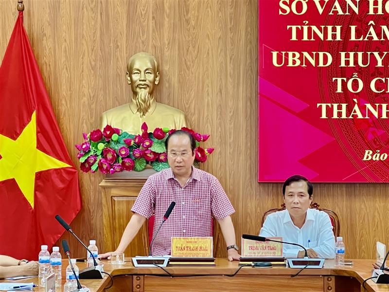 Ông Trần Thanh Hoài – Phó Giám đốc sở VHTT&DL tỉnh trao đổi một số nội dung mà đơn vị sẽ hỗ trợ địa phương