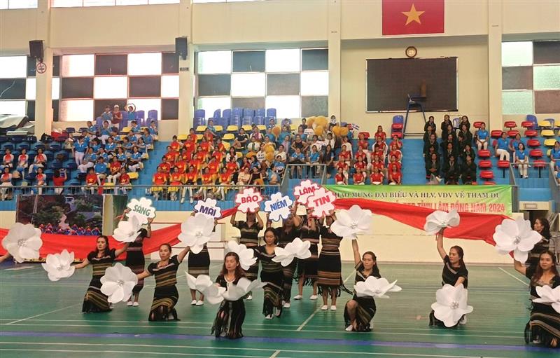 Tiết mục dân vũ của huyện Bảo Lâm tham gia hội thao