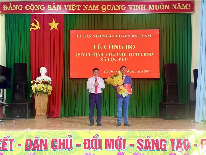 Ông Trương Hoài Minh – Phó Bí thư huyện uỷ - Chủ tịch UBND huyện trao quyết định chuẩn y