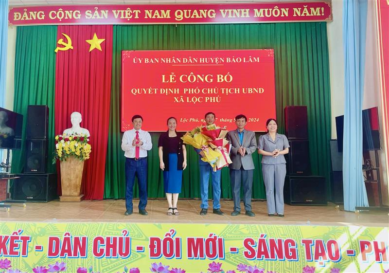 Lãnh đạo huyện chụp hình cùng tân phó chủ tịch xã Lộc Phú