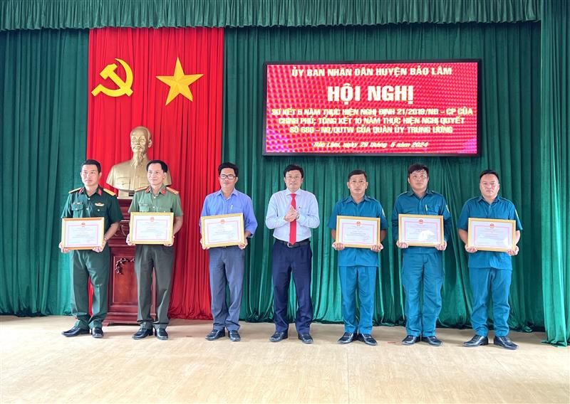Đ/c Trương Hoài Minh – Phó Bí thư huyện uỷ - Chủ tịch UBND huyện trao giấy khen cho các tập thể, cá nhân 