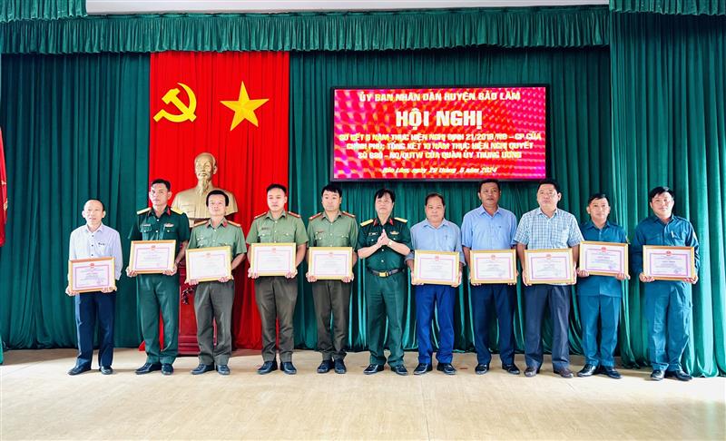 Thượng tá Lưu Văn Đô – UVBTV – Chỉ huy trưởng Ban chỉ huy quân sự huyệntrao giấy khen cho các tập thể, cá nhân