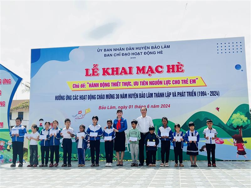 Lãnh đạo huyện trao quà cho các em thiếu nhi