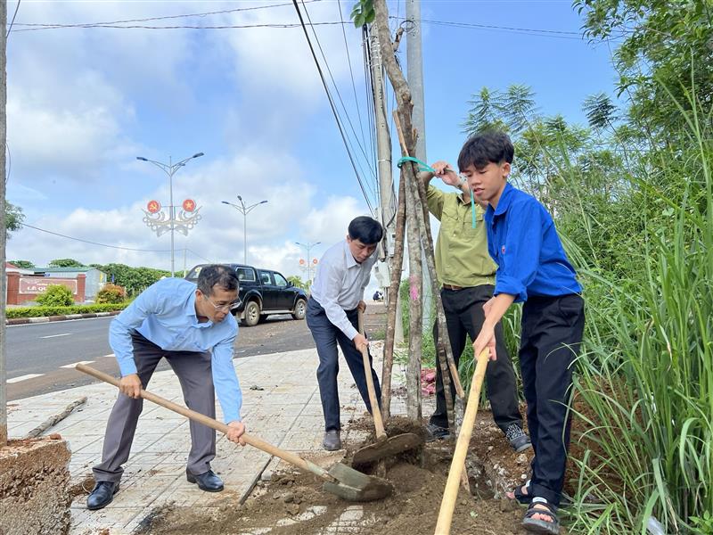 Lãnh đạo Phòng giáo dục và các em học sinh tham gia trồng cây xanh